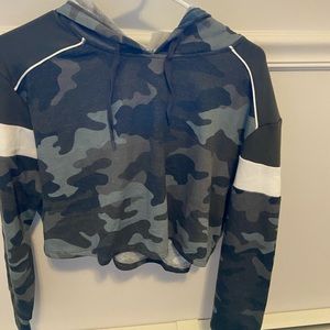 Aero camo colorblock cropped pullover hoodie